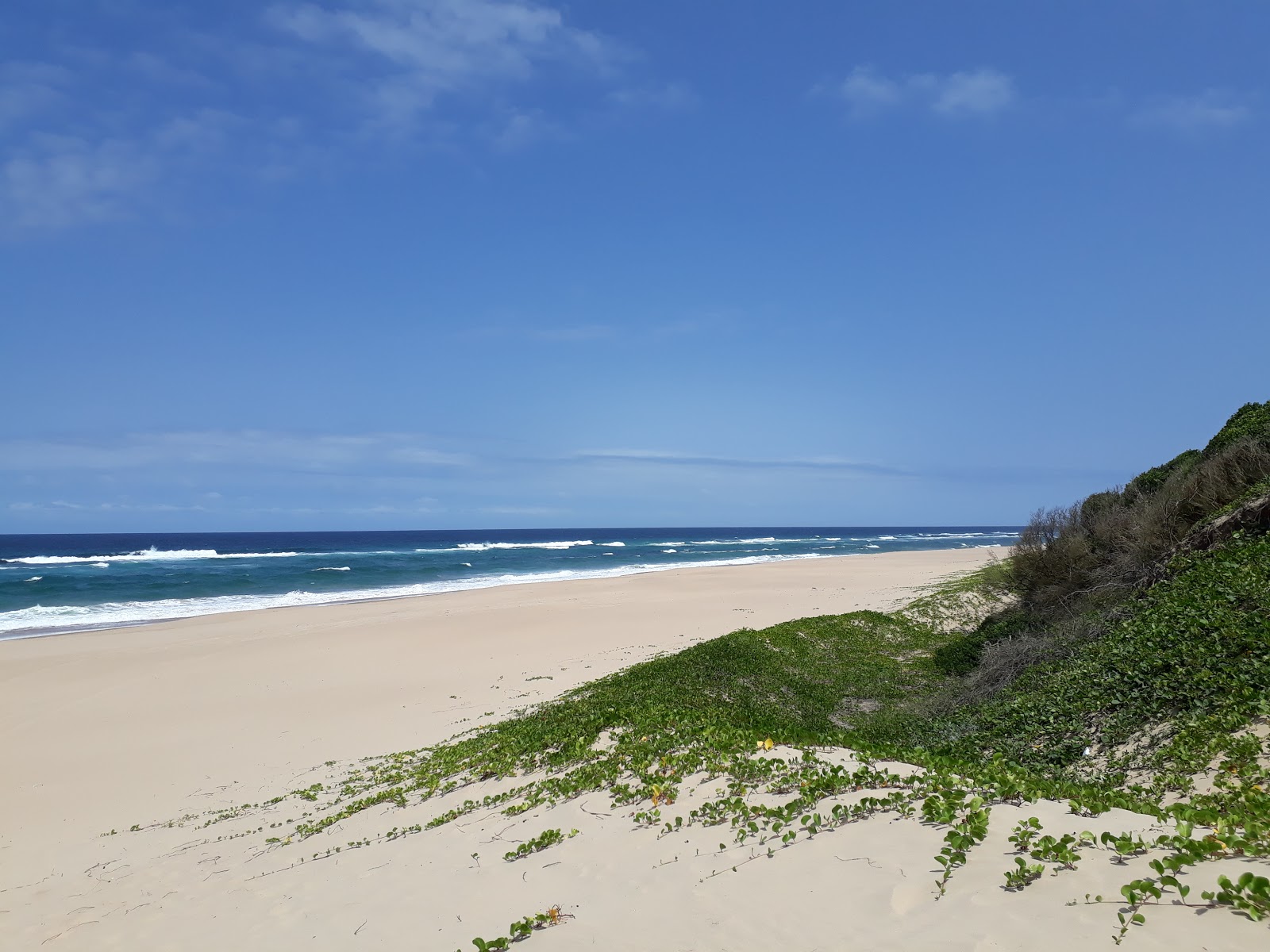 Foto de Ponta Mamoli Beach apoiado por penhascos