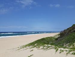 Photo de Ponta Mamoli Beach protégé par des falaises