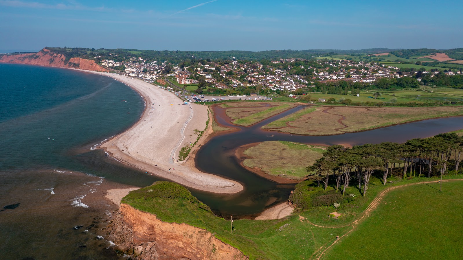 Fotografie cu Budleigh Salterton beach sprijinit de stânci