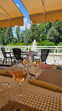 Atmosphère du Restaurant La Terrasse (Chateau de Fontager) à Serves-sur-Rhône - n°2