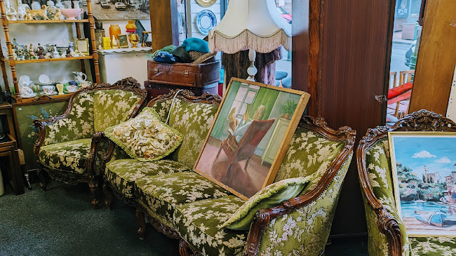 Gee's Furniture & Antiques - Preston