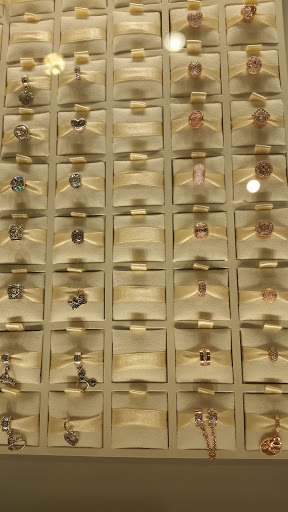 Shopping Mall «Linwood Plaza Shopping Center», reviews and photos, 158 Linwood Dr, Fort Lee, NJ 07024, USA