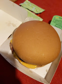 Cheeseburger du Restauration rapide McDonald's Niort Leclerc - n°3