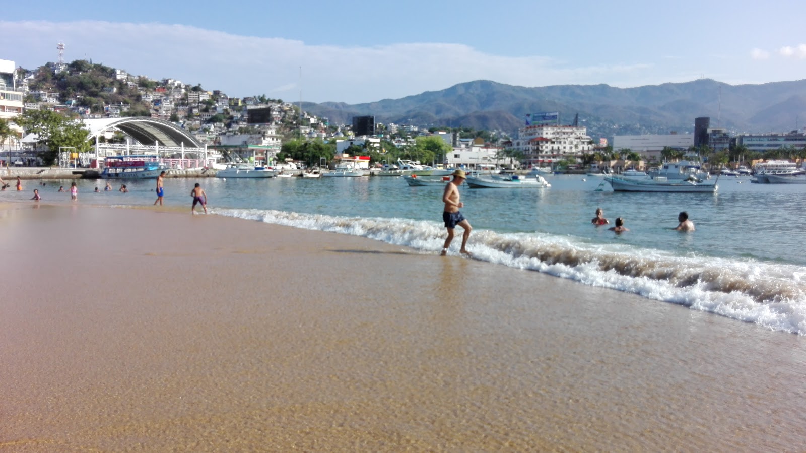 Fotografie cu Playa Tlacopanocha cu nivelul de curățenie înalt