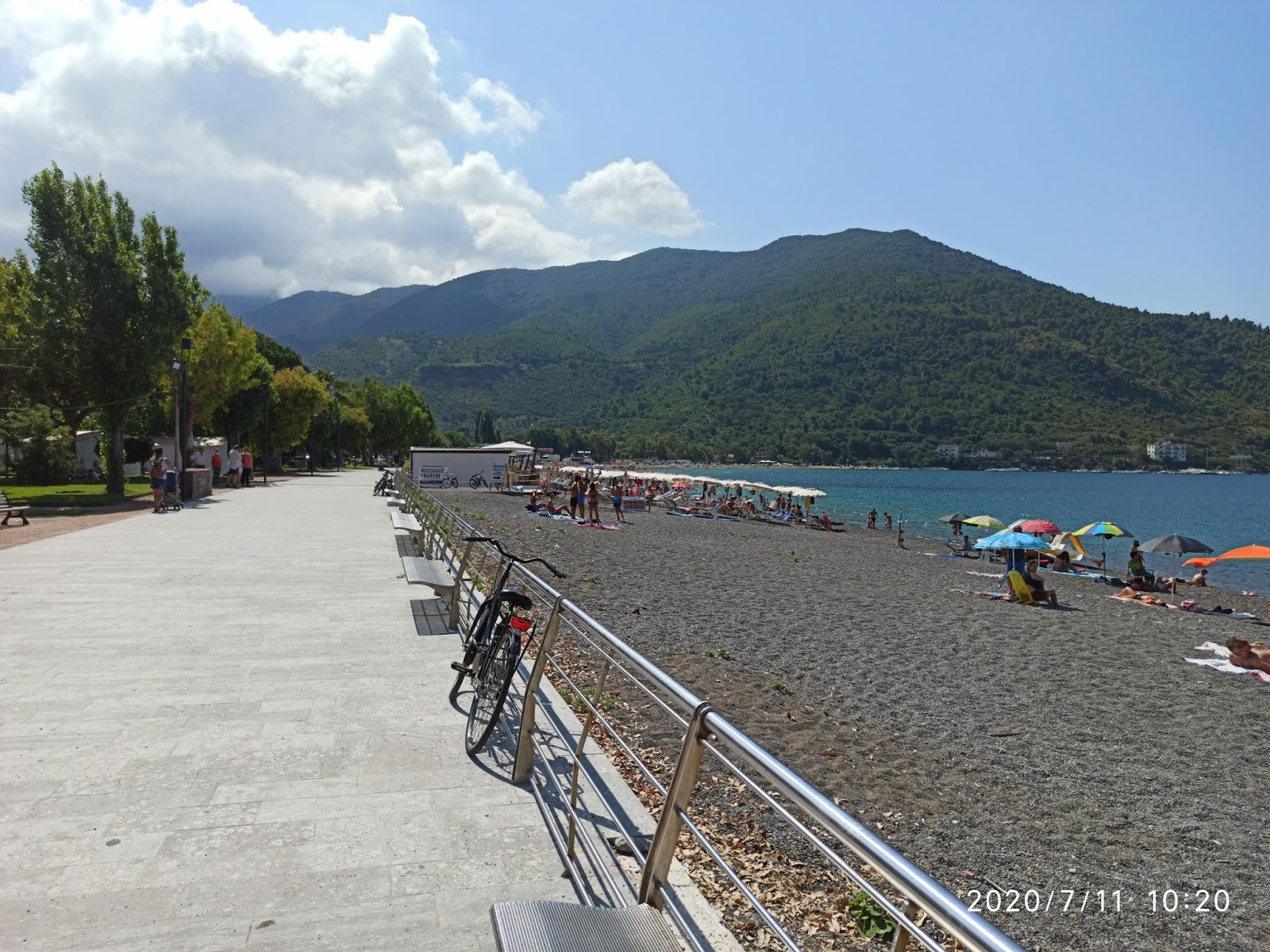 Foto de Sapri beach - lugar popular entre os apreciadores de relaxamento