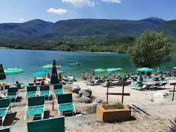 Foto von Spiaggia La Gravara - Lago di Barrea und die siedlung