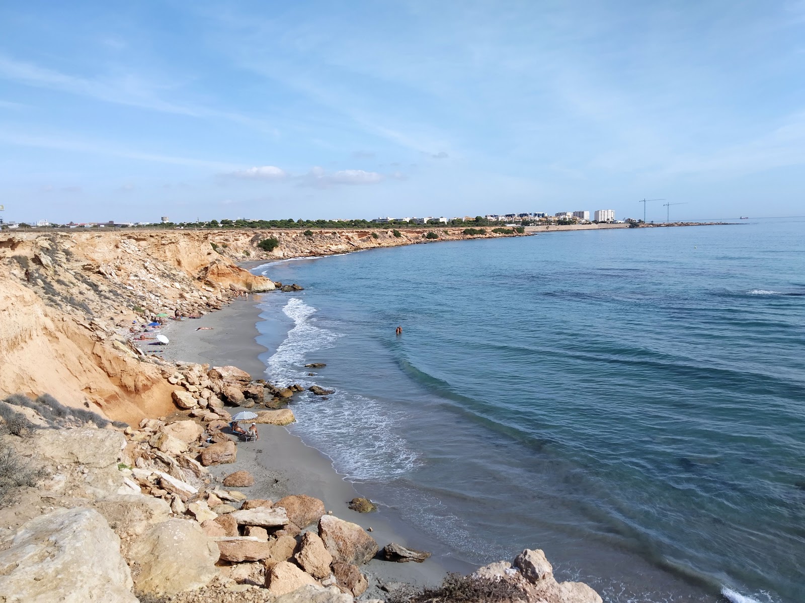 Valokuva Cala La Moscaista. pinnalla sininen puhdas vesi:n kanssa