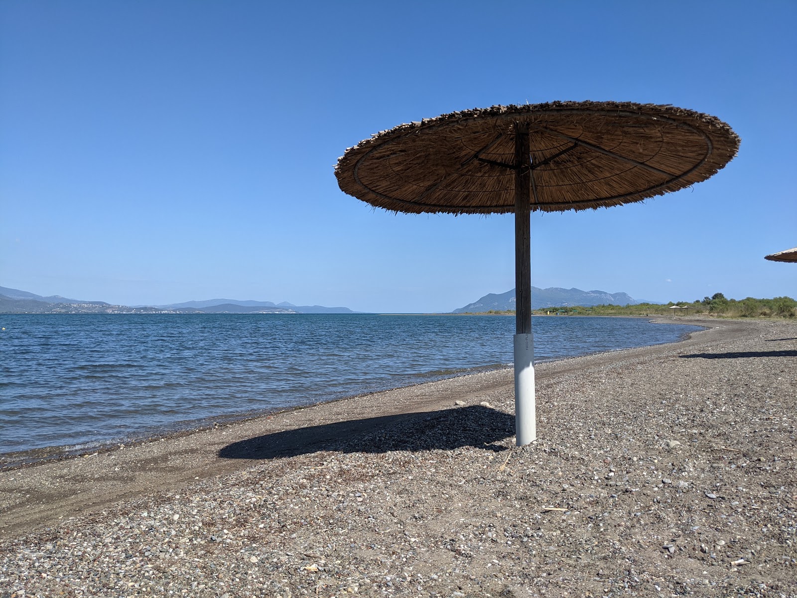 Foto di Ag.Stefanos beach con una superficie del sabbia grigia