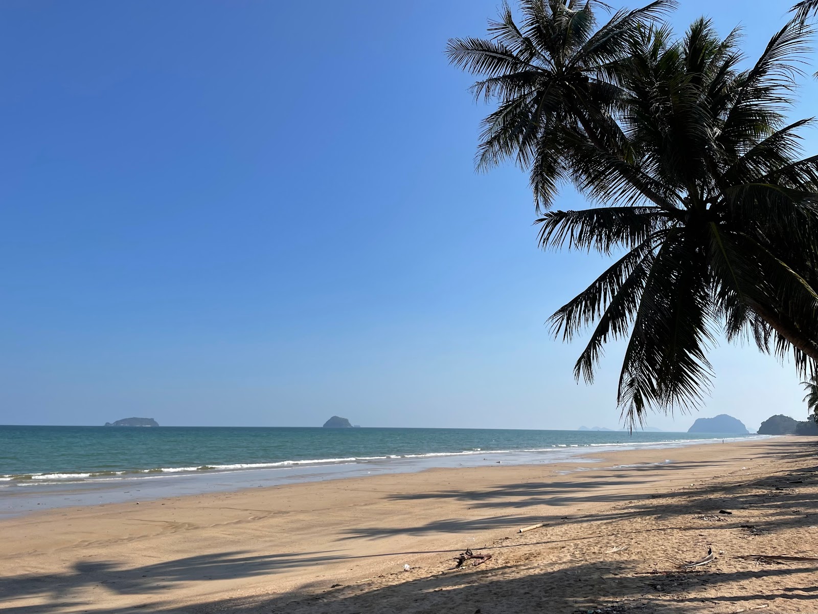 Foto von Sai Ri Sawi Beach von Klippen umgeben