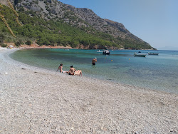 Mourtia beach'in fotoğrafı uçurumlarla desteklenmiş