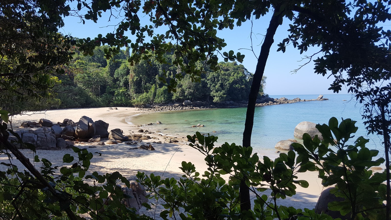 Foto van Little White Sandy Beach gelegen in een natuurlijk gebied