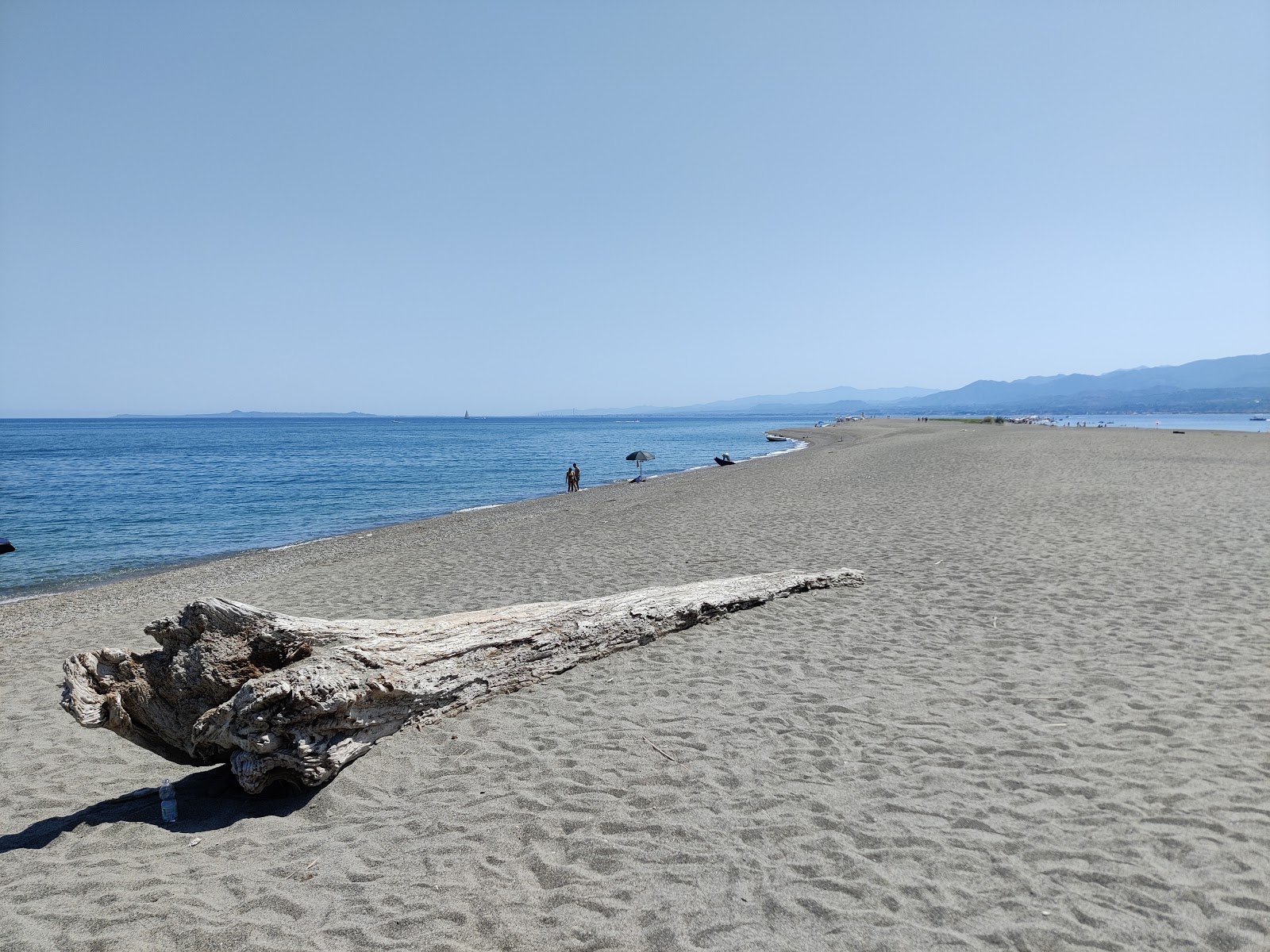 Marinello beach II的照片 带有碧绿色纯水表面