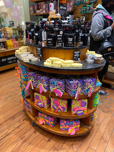 Cosmetics Store «Lush Cosmetics», reviews and photos, 7101 Democracy Blvd, Bethesda, MD 20817, USA