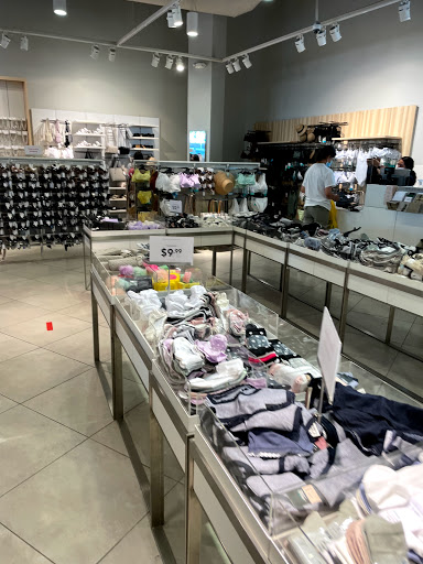 Clothing Store «H&M», reviews and photos, 37 Aquarium Way, Long Beach, CA 90802, USA