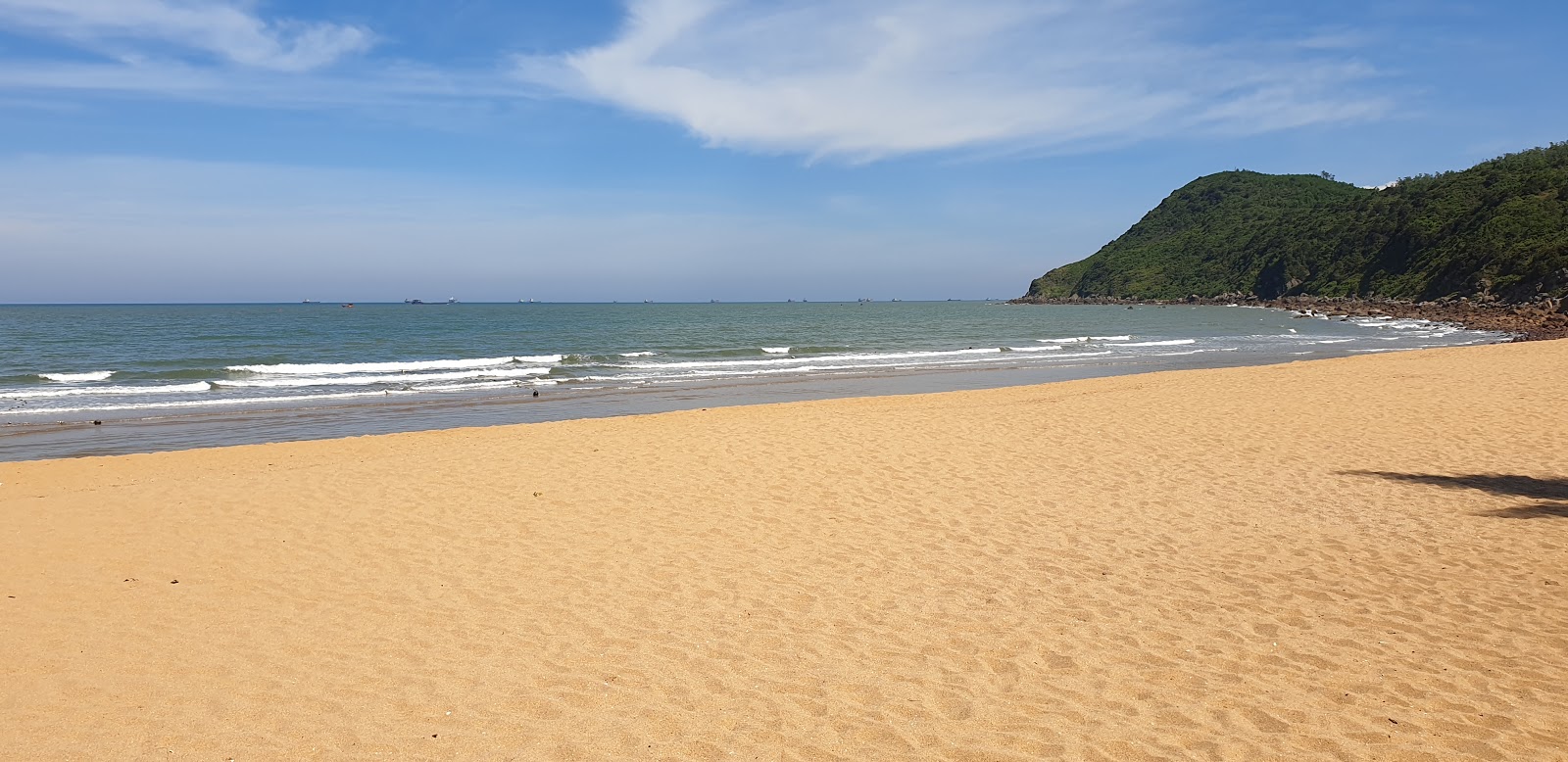 Foto di Bai Dong Beach con una superficie del sabbia fine e luminosa