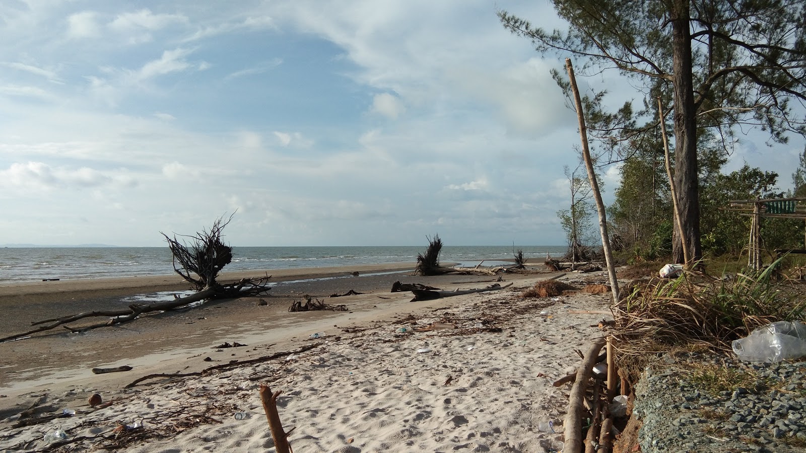 Foto af Torongguh Beach med lav niveau af renlighed