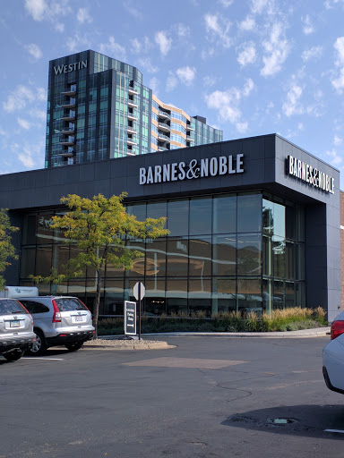 Barnes & Noble, 3230 Galleria, Edina, MN 55435, USA, 