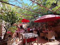 Atmosphère du Restaurant de spécialités provençales Ou Ravi Prouvencau à Maussane-les-Alpilles - n°1