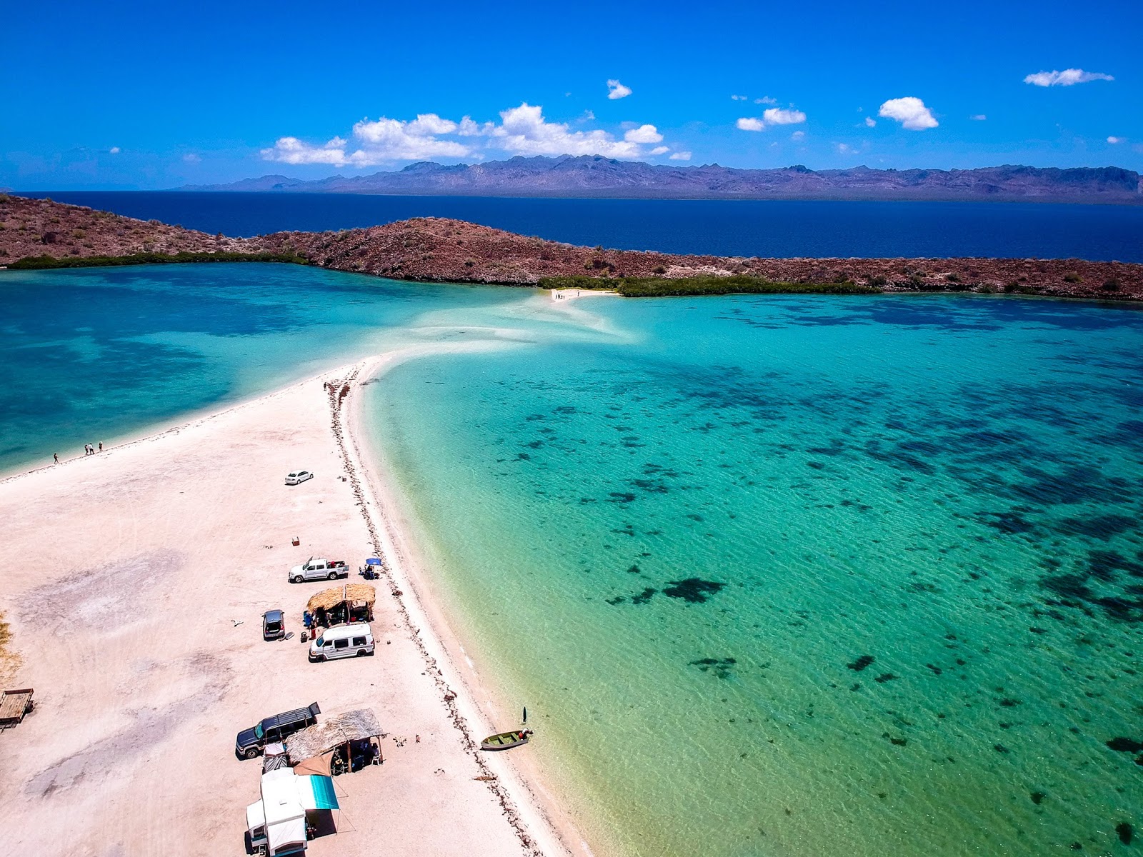 Foto de La playa de El Requesón con bahía mediana