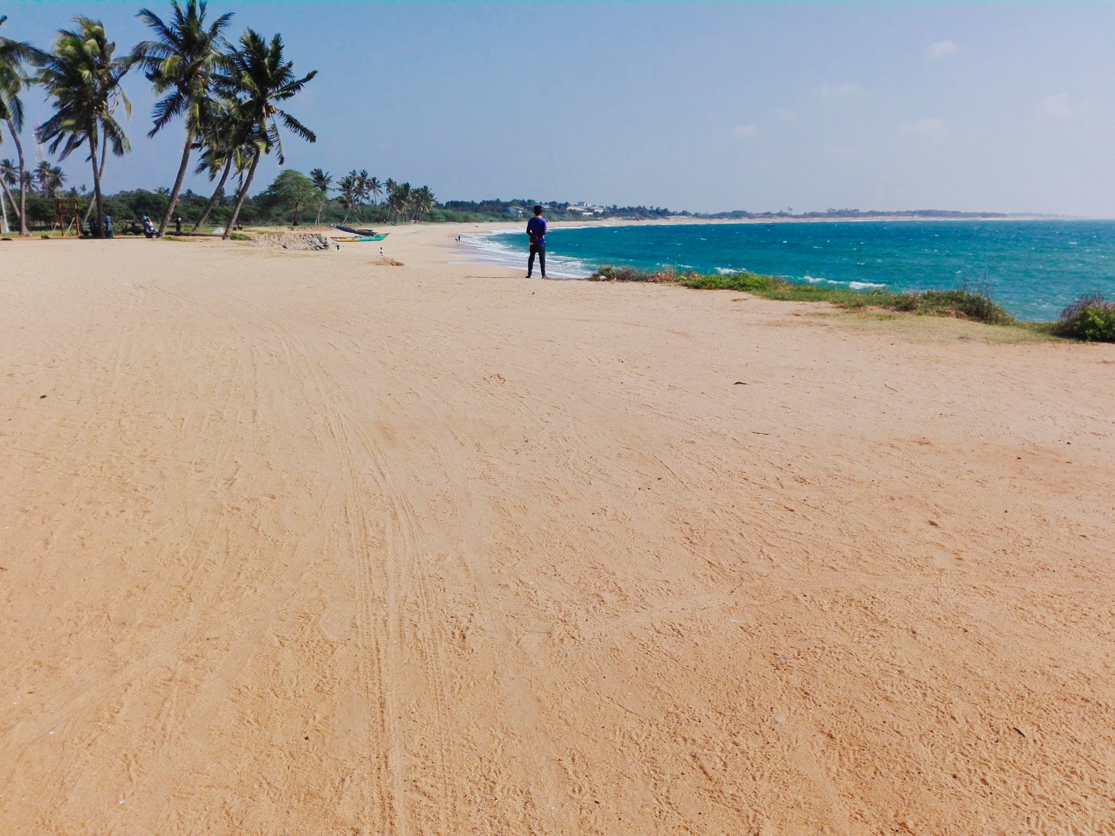 Foto di Hambantota Beach con una superficie del sabbia luminosa