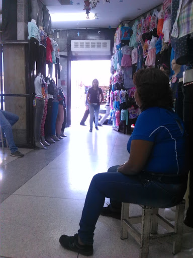 Stores to buy benetton children's clothing Maracay