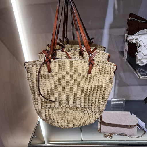 Stores to buy women's zippered tote bags Dubai