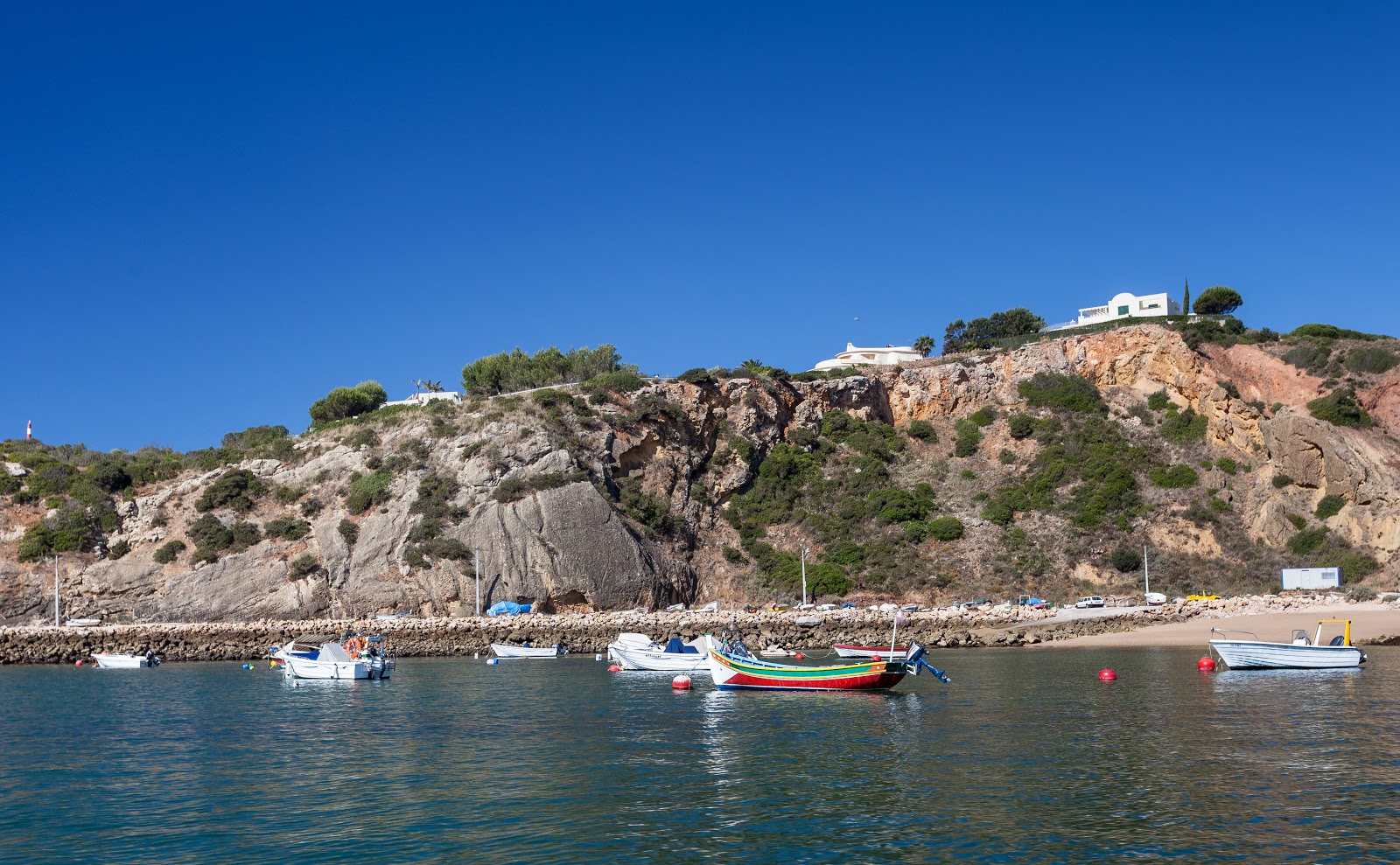 Praia da Baleeira'in fotoğrafı ve yerleşim