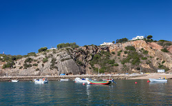 Praia da Baleeira'in fotoğrafı ve yerleşim