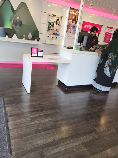 Cell Phone Store «T-Mobile», reviews and photos, 1264 E 14th St, Des Moines, IA 50316, USA