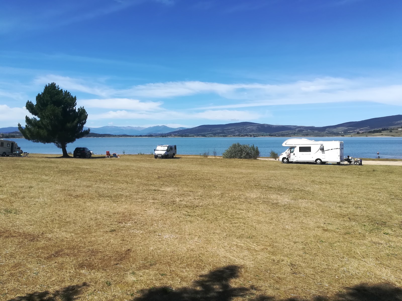 Foto von Playa Embalse del Ebro mit beiger kiesel Oberfläche