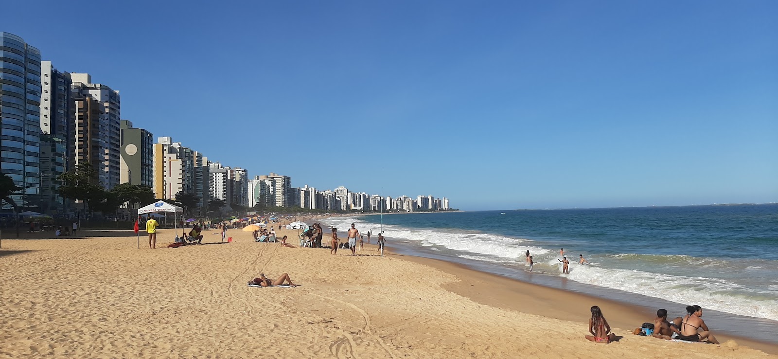 Foto von Coqueiral Strand mit heller feiner sand Oberfläche