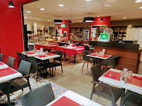 Atmosphère du Restaurant français Restaurant Le Jardin des Aires à Cornillon-Confoux - n°1