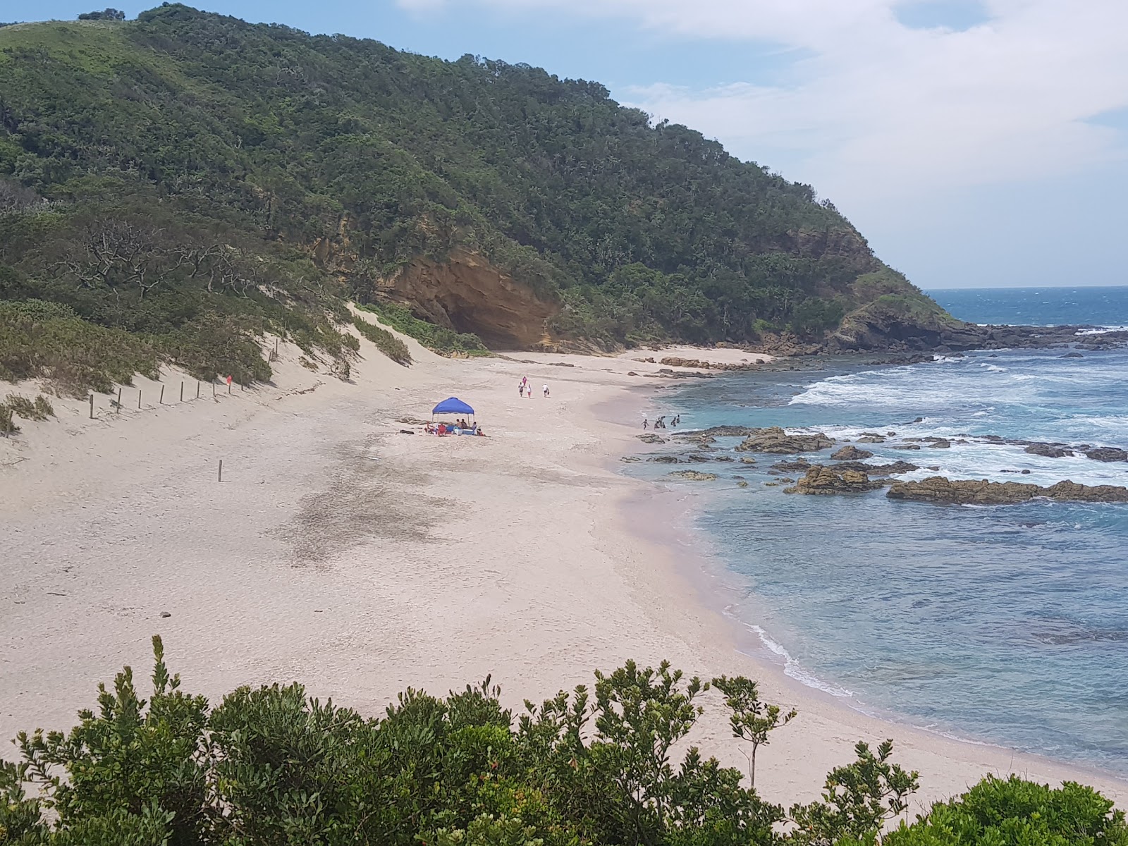 Foto di Umngazana beach II con una superficie del sabbia beige e rocce
