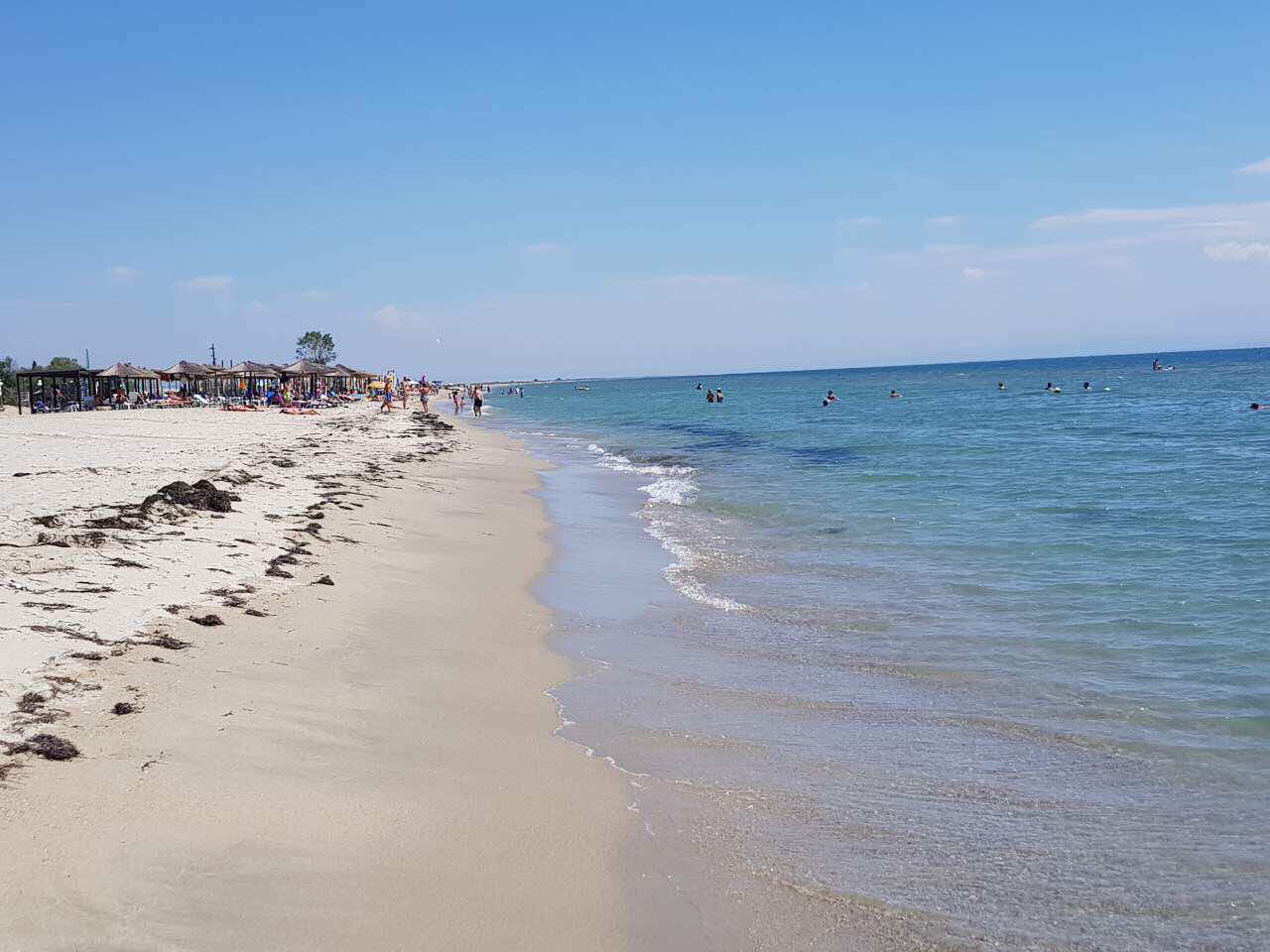 Foto von Korinos beach mit heller feiner sand Oberfläche