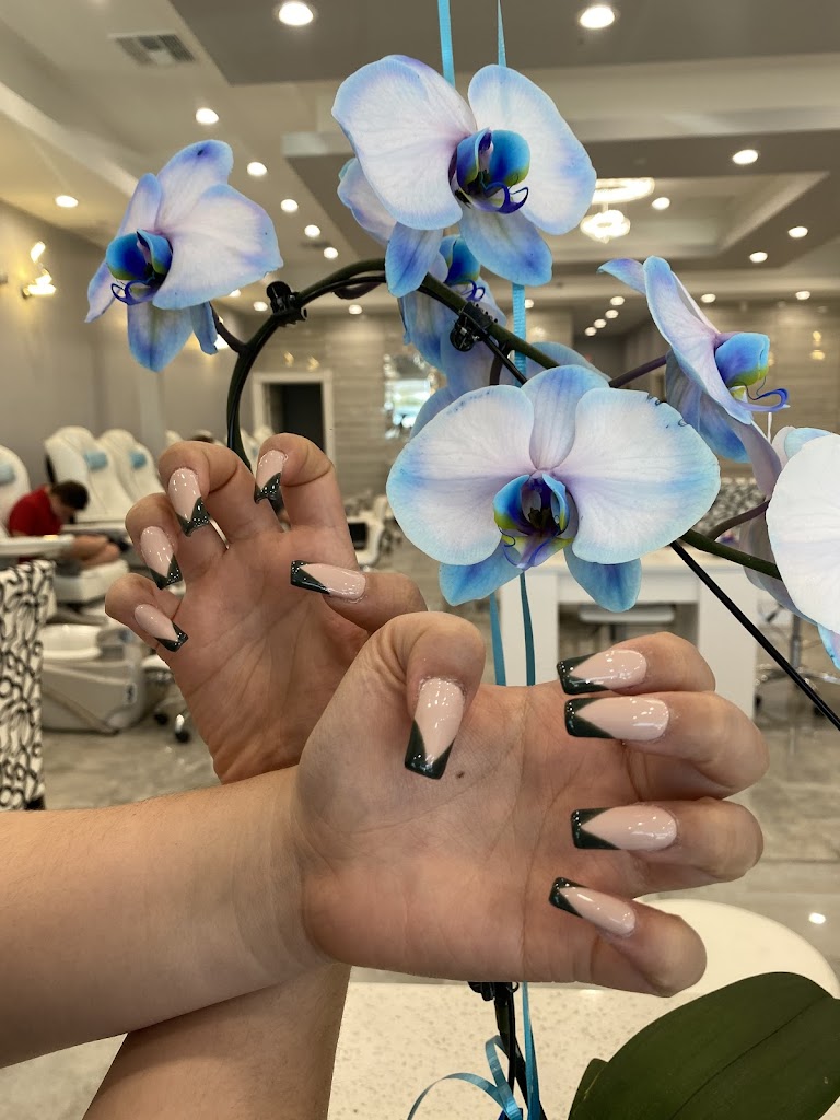 Pinky's nails & spa 85142