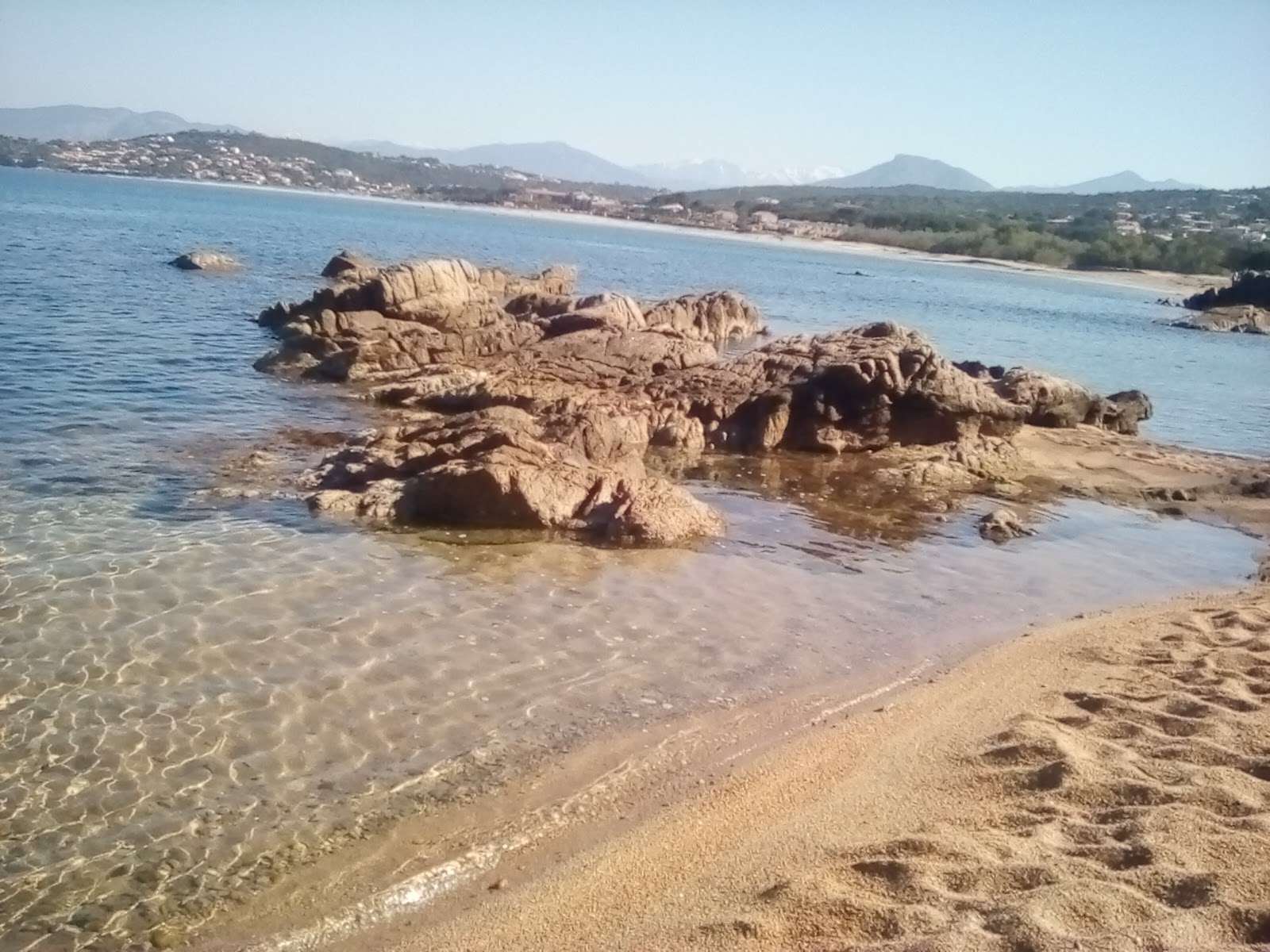 Photo de Agosta beach II avec l'eau cristalline de surface