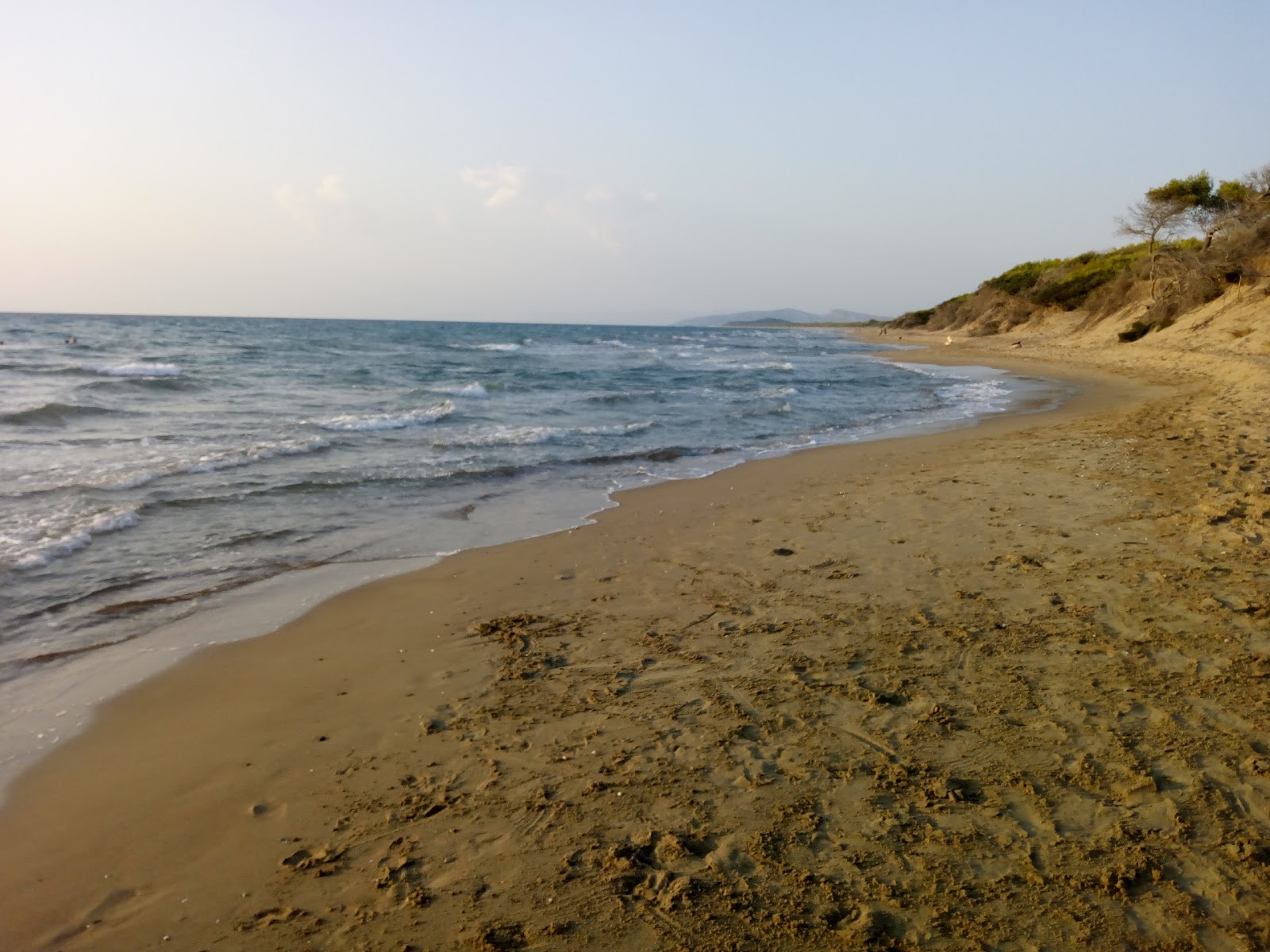Photo de Falari beach avec sable lumineux de surface