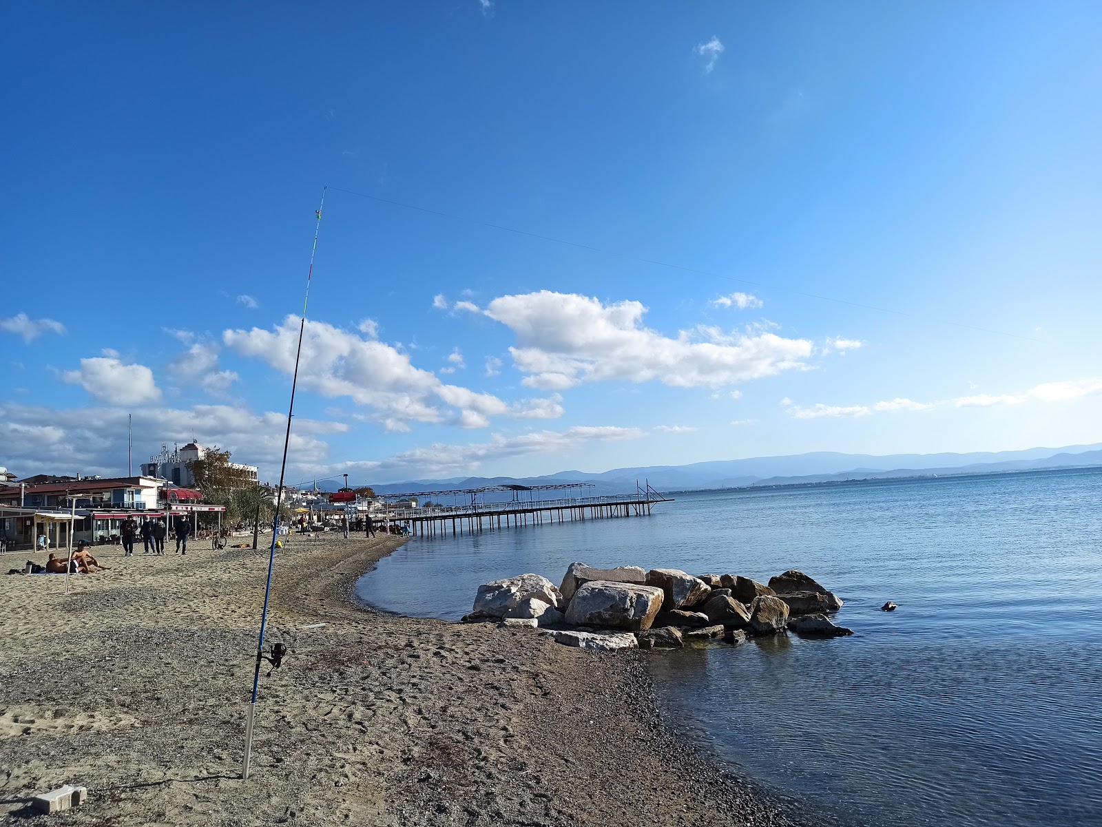 Photo de Akcay beach avec rivage droit, long