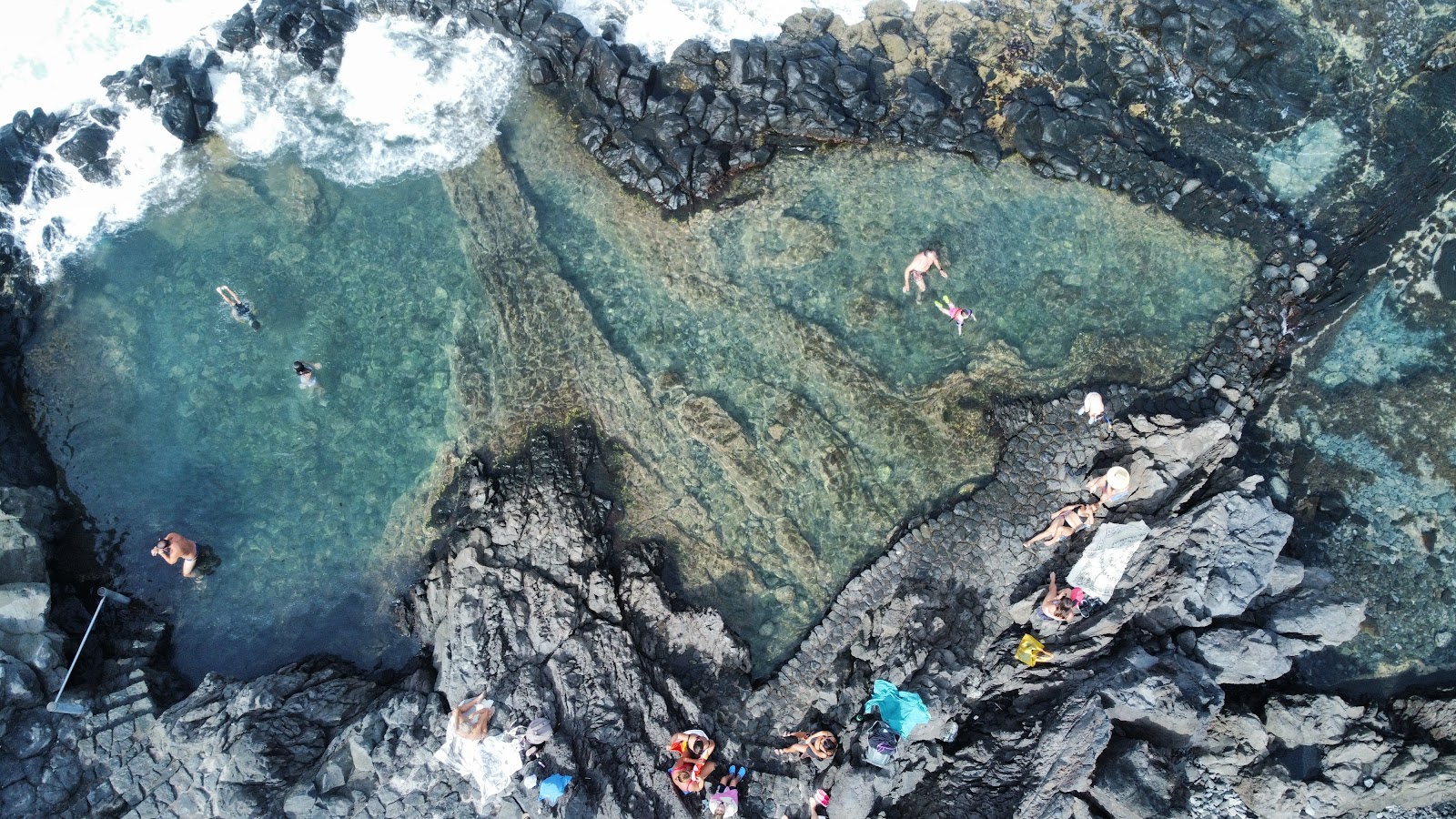 Foto von Charco Los Chochos umgeben von Bergen