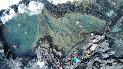 Foto von Charco Los Chochos umgeben von Bergen