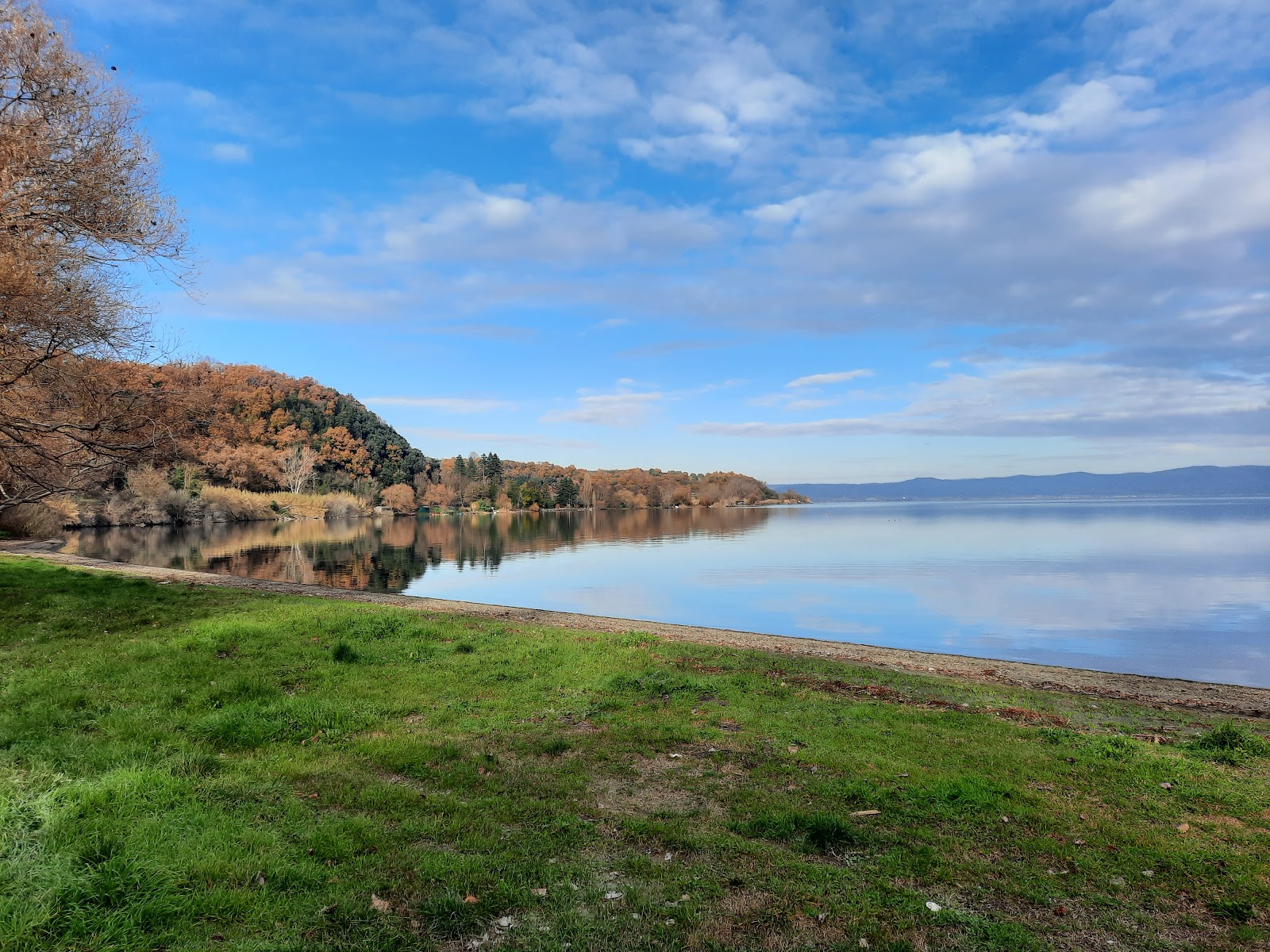 Φωτογραφία του Spiaggia di Cavajano υποστηρίζεται από βράχους