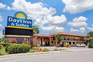 Days Inn & Suites by Wyndham Orlando East UCF Area image