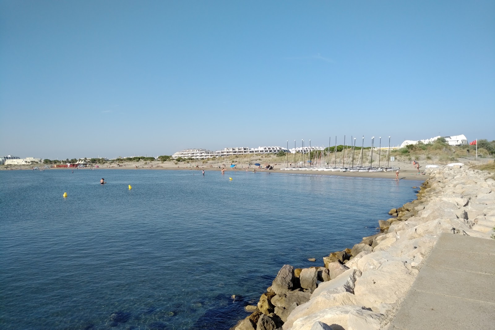 Valokuva Port Camargue beachista. pinnalla turkoosi vesi:n kanssa