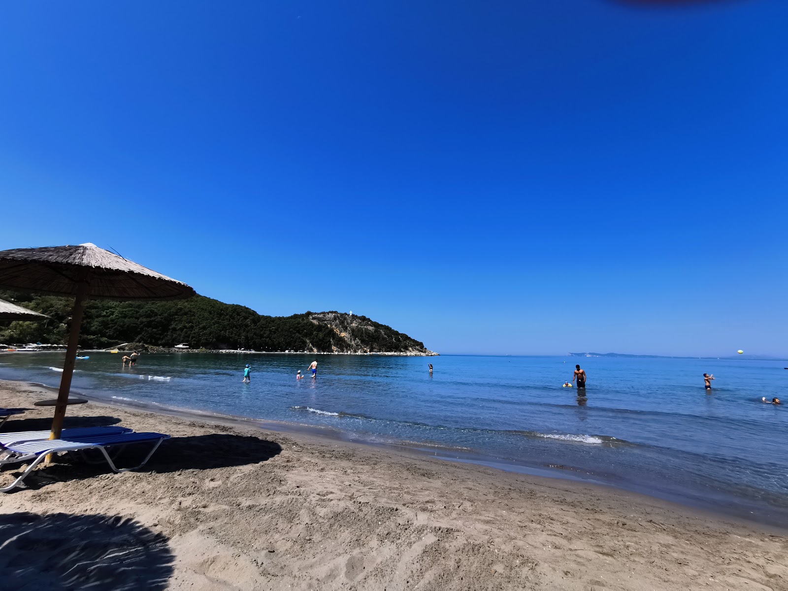 Zdjęcie Arilla beach z przestronna zatoka