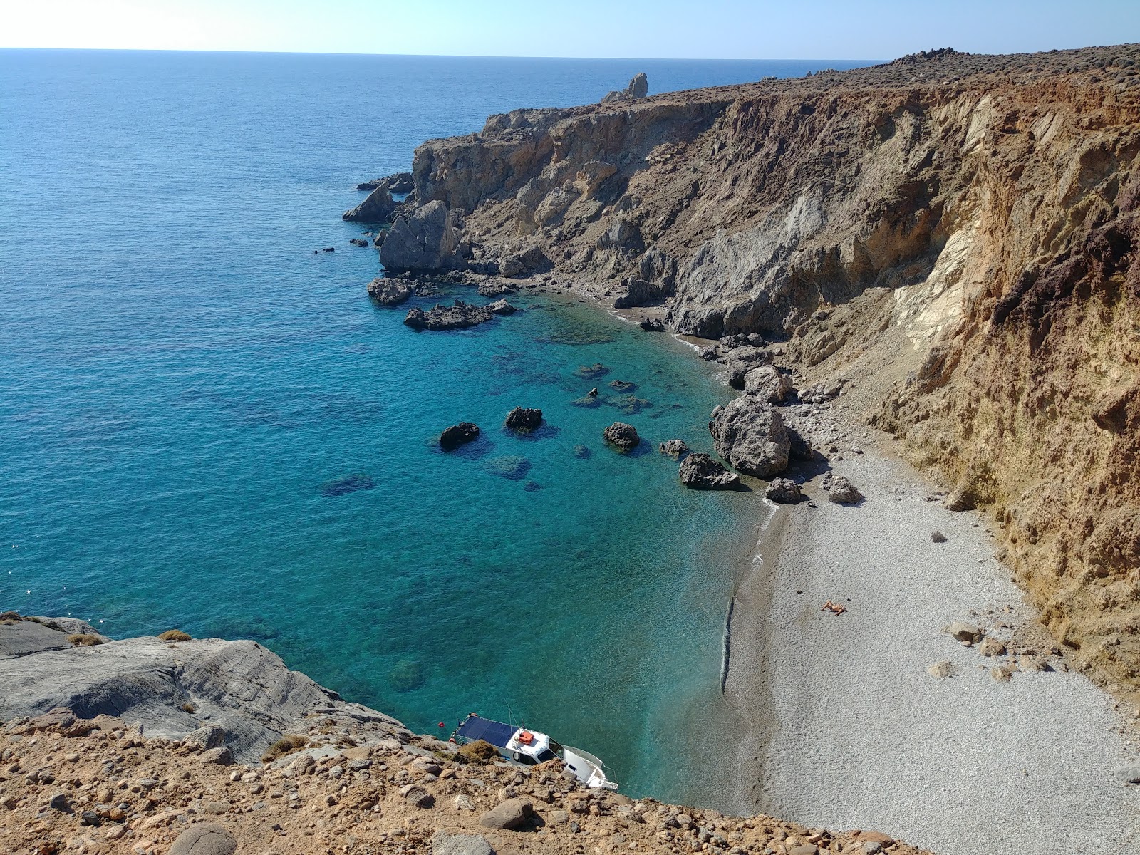 Foto von Agios Nikitas beach von Klippen umgeben