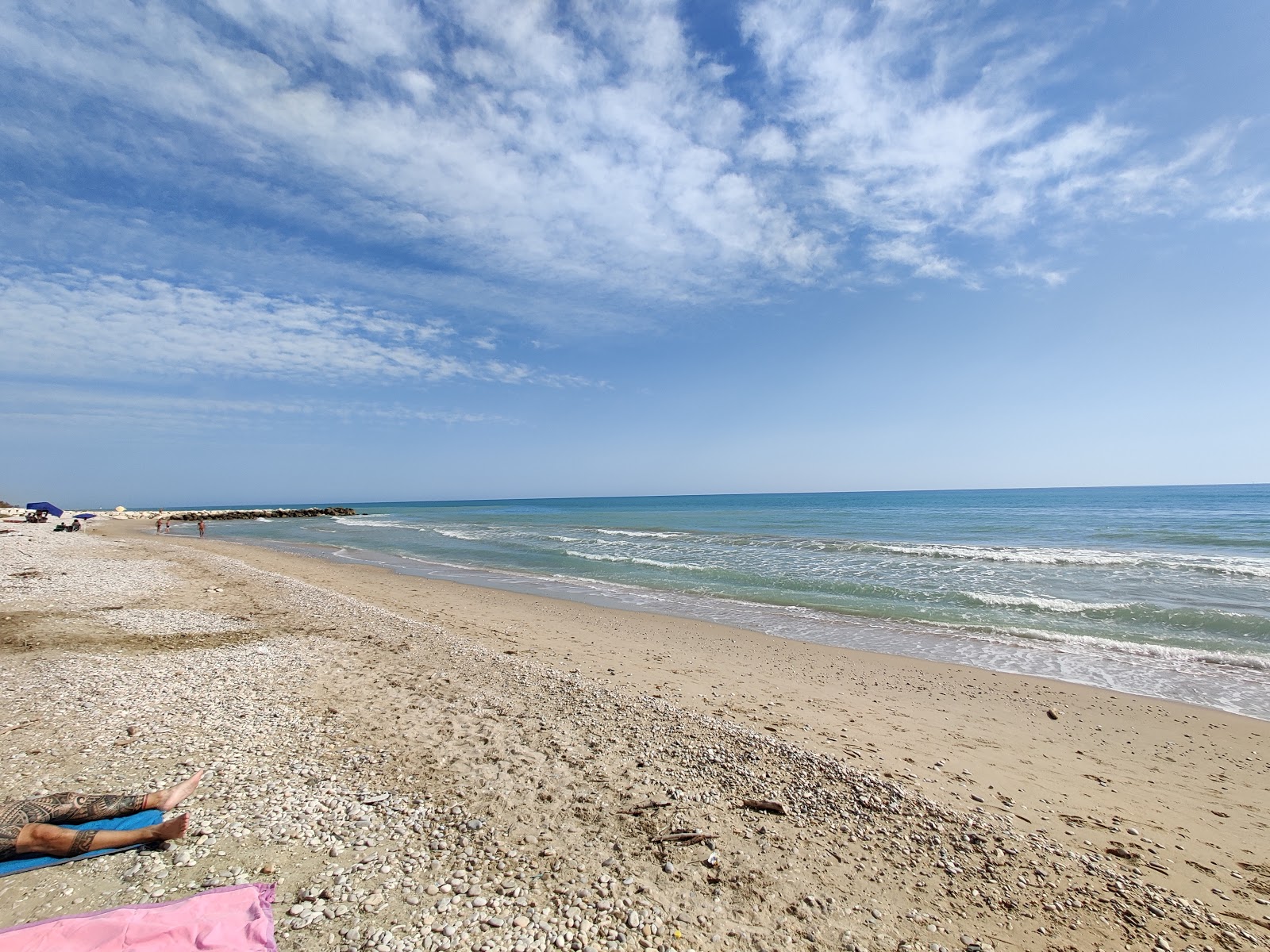 Valokuva Spiaggia Pinetoista. pinnalla kevyt hiekka ja kivi:n kanssa