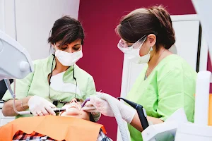 Dr Sarlati Roxane - Dentiste image