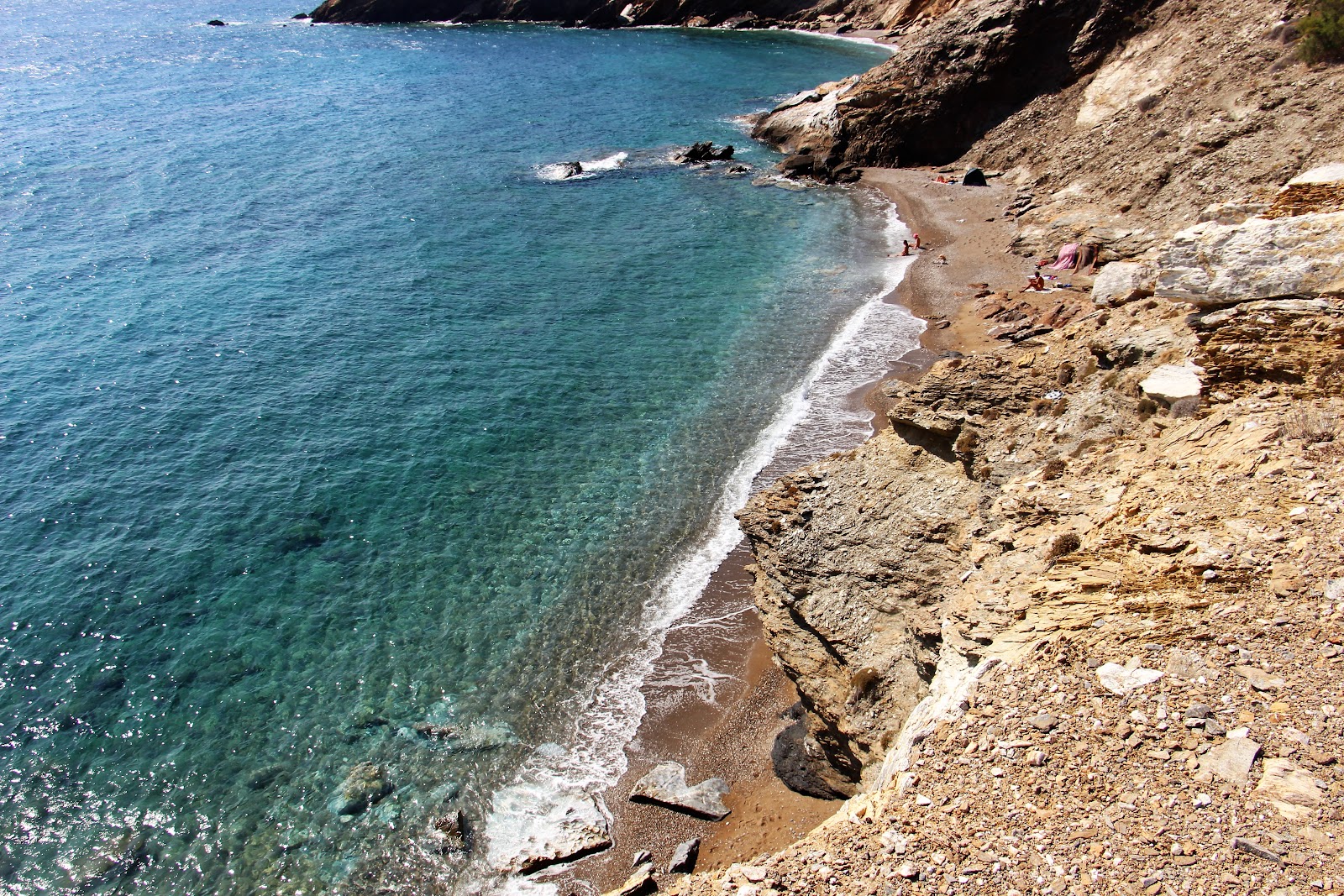 Foto di Vitsentzou Beach circondato da montagne