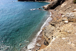 Foto di Vitsentzou Beach circondato da montagne