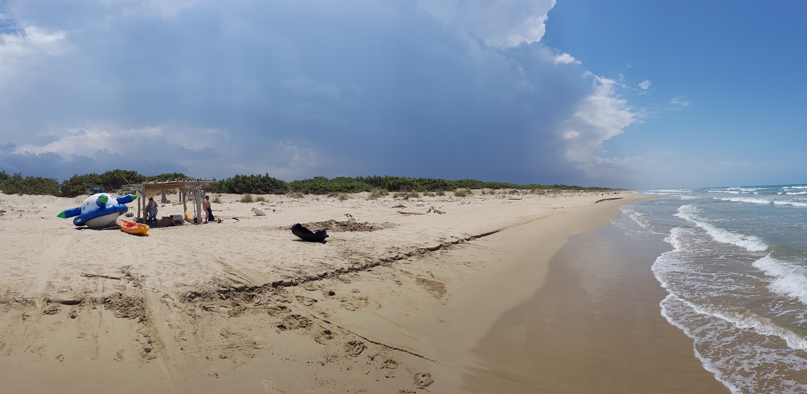 Spiaggia di Cauto的照片 带有碧绿色纯水表面